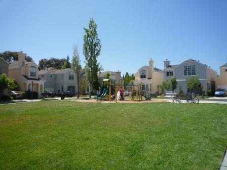 ＳＦＯ、クロッシングの子供遊園と住宅.JPG